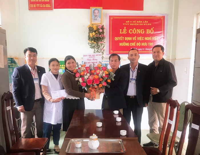 Lãnh đạo xã Ea Khăl thăm, chúc mừng nhân ngày Thầy thuốc Việt Nam 27/02